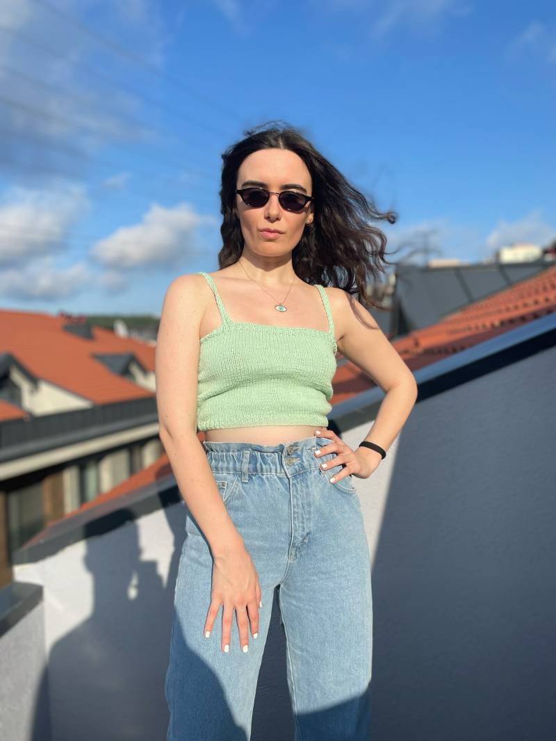 Handgestricktes Crop Top Nile Green Lässige Strickmode von Tacadesign