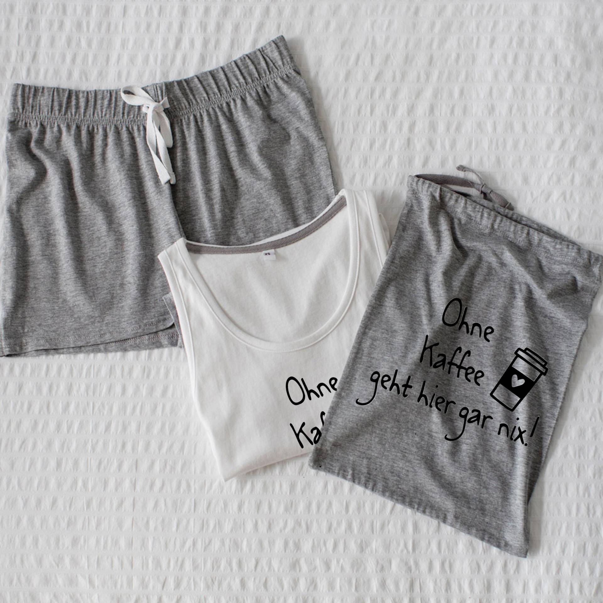Shorty Pyjama Mit Spruch Ohne Kaffee Geht Hier Gar Nix Bedruckter Schlafanzug Tanktop Und Shorts Grau Weiß von TachinedasCreative