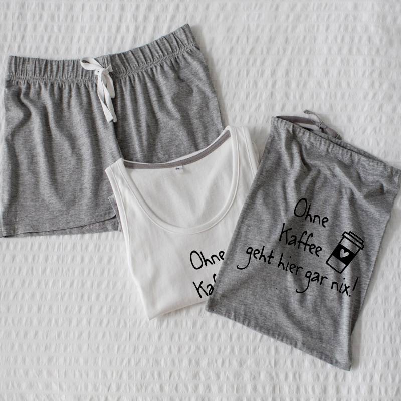 Shorty Pyjama Mit Spruch Ohne Kaffee Geht Hier Gar Nix Bedruckter Schlafanzug Tanktop Und Shorts Grau Weiß von TachinedasCreative