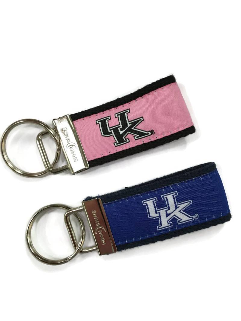Web-Schlüsselanhänger Der Kentucky Universität Uk Web-Schlüsselanhänger Der Kentucky Universität Uk von TackleandHollar