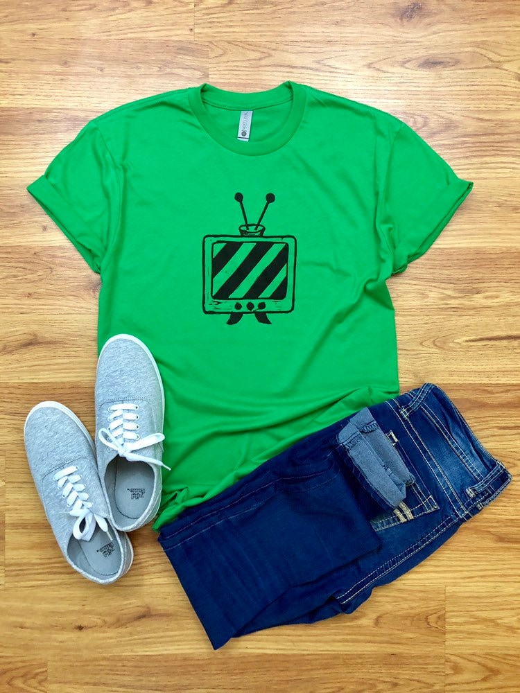 Retro Tv Unisex Grafik T-Shirt von TackyAnniePress
