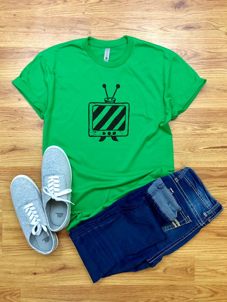 Retro Tv Unisex Grafik T-Shirt von TackyAnniePress