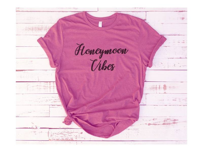 Flitterwochen Vibes Tshirt Flitterwochen Vibes Tshirt von TacoboutitDesigns
