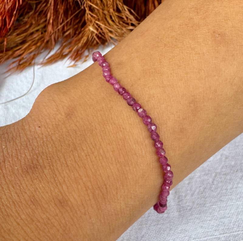 Zartes Rubin Armband Damen - Edler Edelstein Schmuck, Facettierte 2 Mm Perlen, Verstellbar, Elegantes Geschenk Für Sie von TaddartMinerals