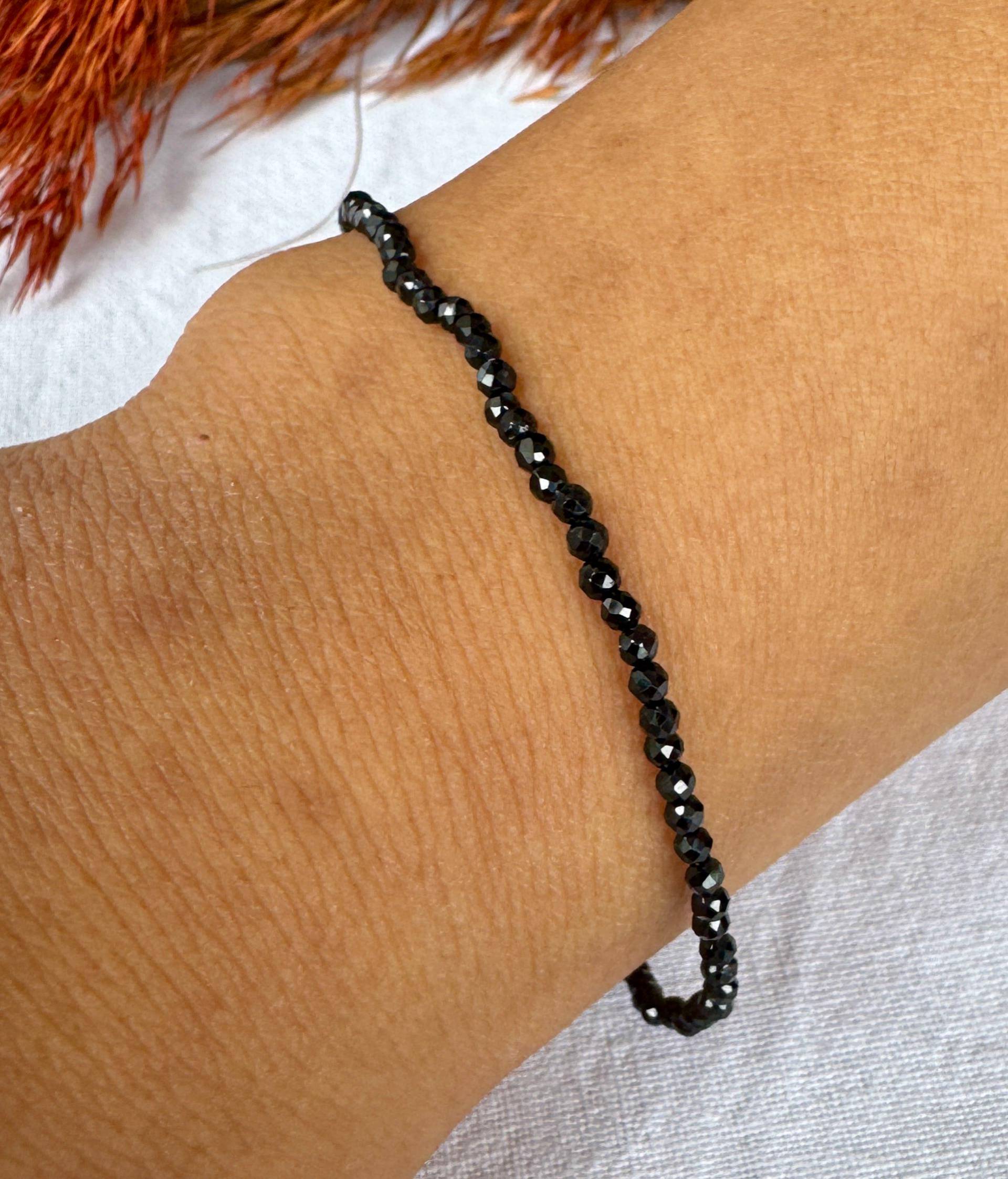 Zartes Turmalin Schörl Armband - Facettierte 2 Mm Edelsteinperlen, Verstellbarer Damenschmuck, Elegant, Geschenkidee von TaddartMinerals