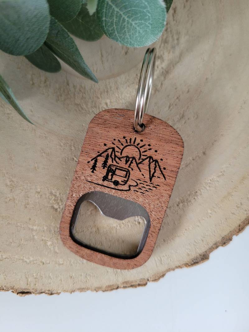 Camping Geschenk | Holz Schlüsselanhänger Flaschenöffner Camper Gadget von TaddelzShop