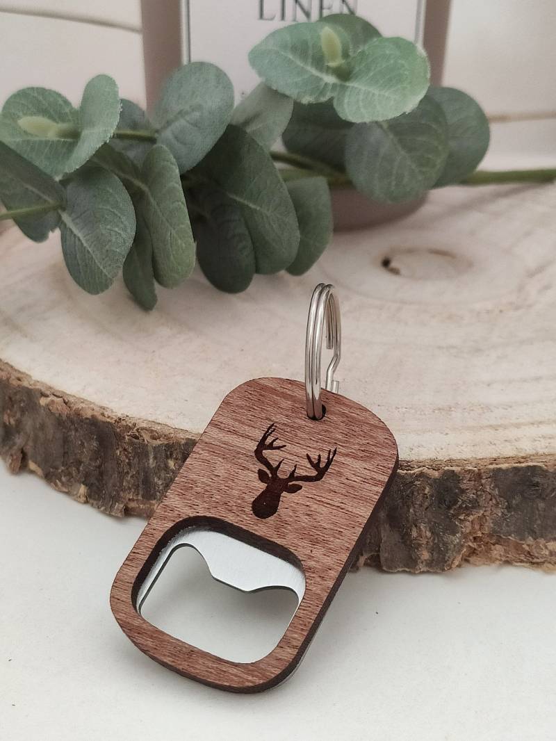 Flaschenöffner Anhänger | Holz Geschenk Männer Schlüsselanhänger Hirsch Jäger von TaddelzShop