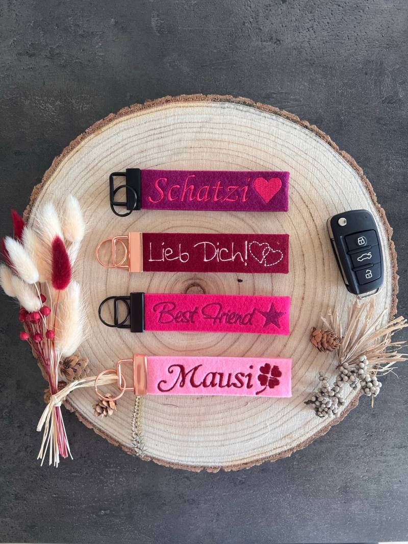 Schlüsselanhänger Aus Filz Mit Vorderseite Und Rückseiten - Bestickung Nach Wunsch von TaeraFilz