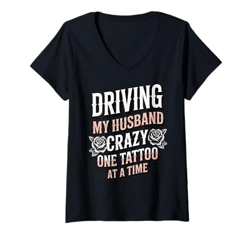 Damen Driving My Husband Crazy One Tattoo at A Time T-Shirt mit V-Ausschnitt von Tätowierung Ehefrau Lustig Mama Tätowiert