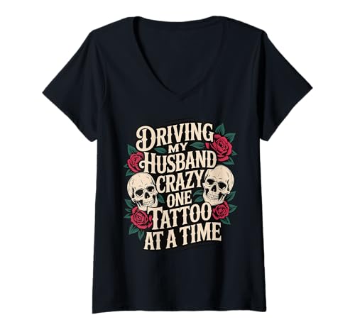 Damen Driving My Husband Crazy One Tattoo at A Time T-Shirt mit V-Ausschnitt von Tätowierung Ehefrau Lustig Mama Tätowiert