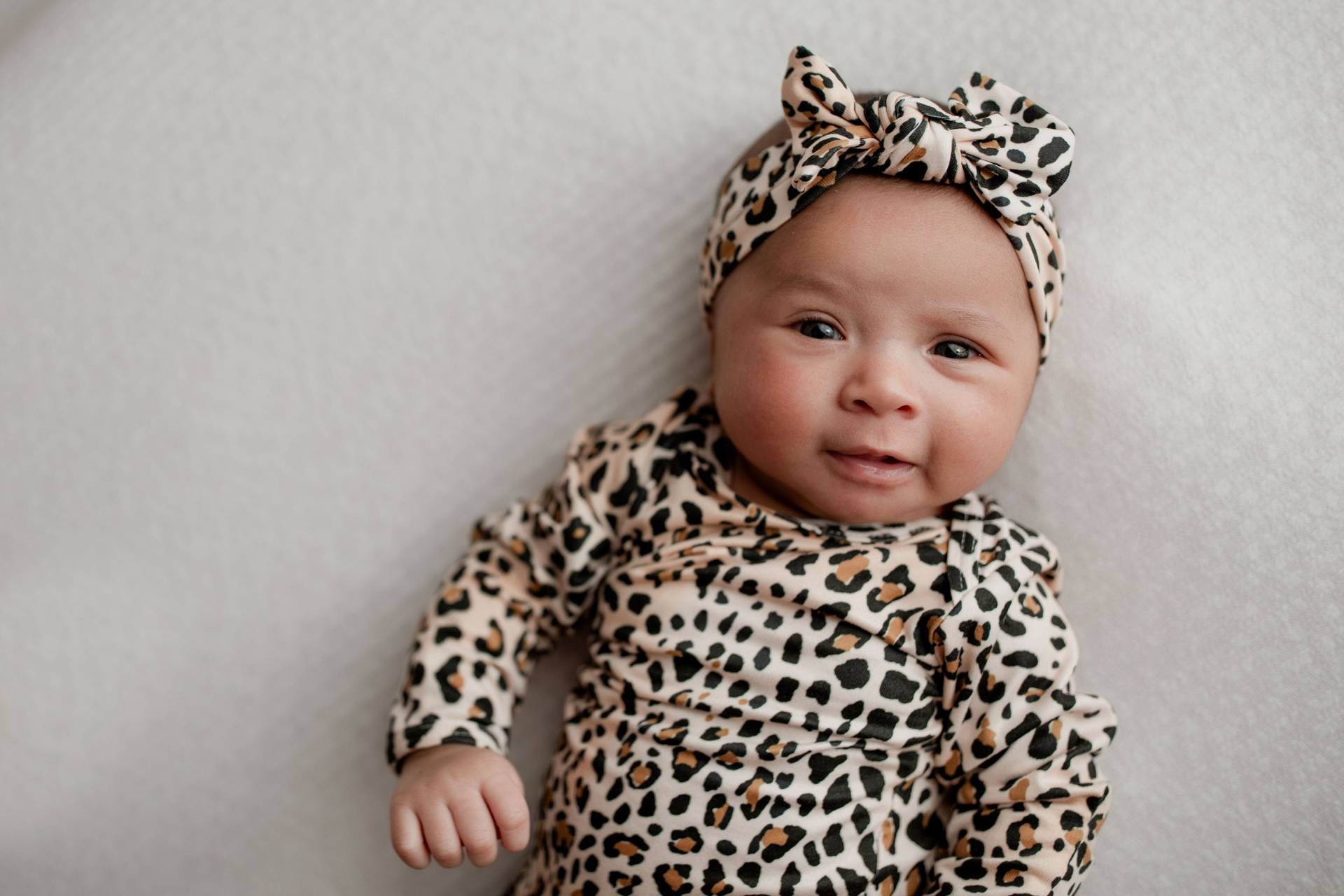 Leopard Newborn Baby Geknotet Kleid - Geknotetes Kleid, Neugeborene Kleidung, Baby-Dusche-Geschenk, Nach Hause Bringen von TagsforTots