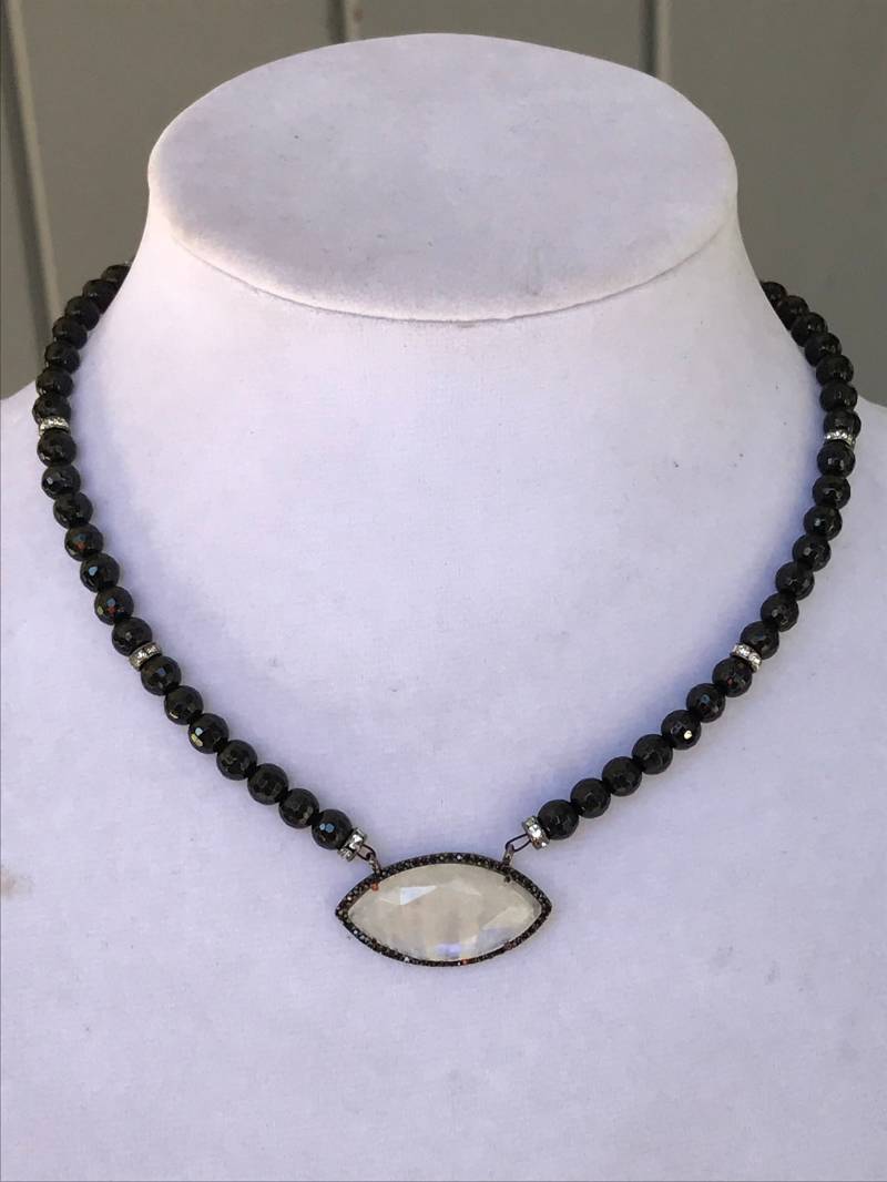 Facettierte Onyx Mit Mondstein Anhänger Facettierte Onyx Mit Mondstein Anhänger von TahoeDesign