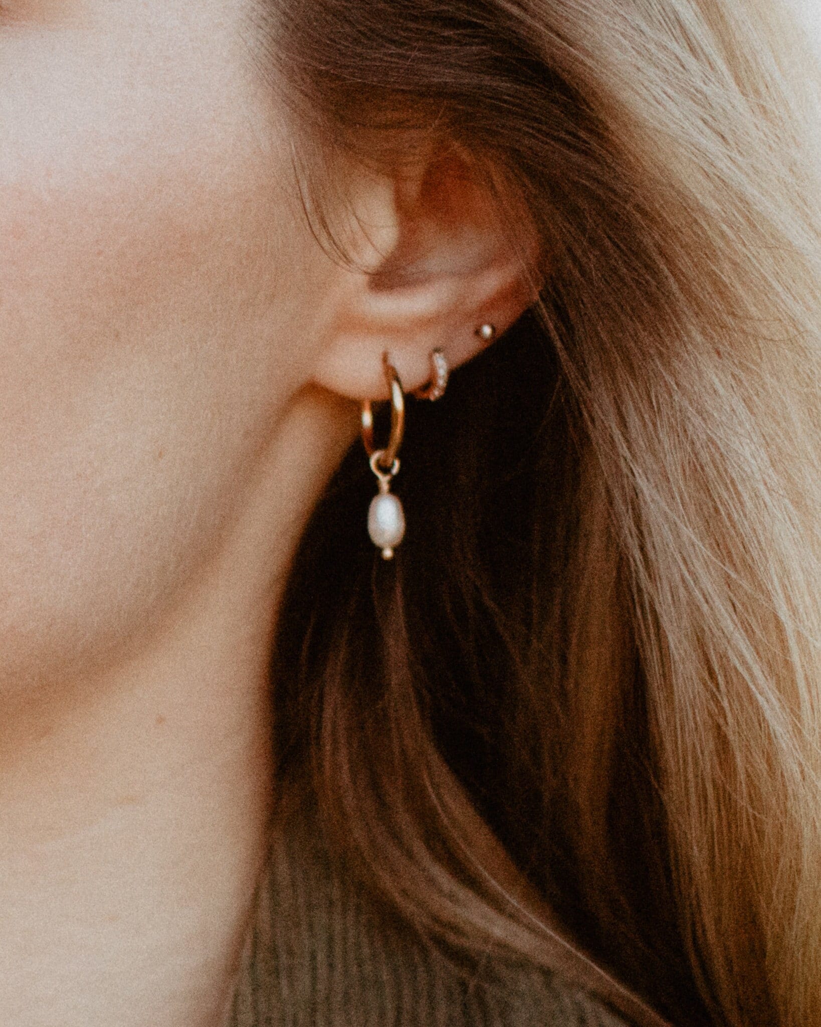 Ohrringe "Bruna"/Hoops Creolen Süsswasserperlen Tahuna Jewelry /Brautjungfern Hochzeit 18K Vergoldet Perlen Hängend Gold Edelstahl/Schweiz von TahunaJewelry