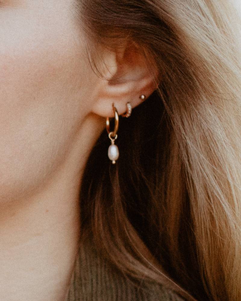 Ohrringe "Bruna"/Hoops Creolen Süsswasserperlen Tahuna Jewelry /Brautjungfern Hochzeit 18K Vergoldet Perlen Hängend Gold Edelstahl/Schweiz von TahunaJewelry