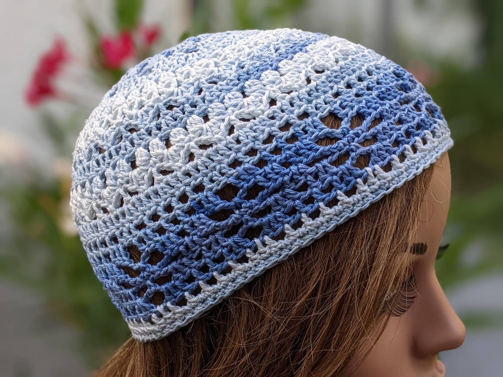 Mütze Häkelmütze Für Sommer Frühjahr Damen Aus Baumwolle Boho Stil Hellblau Mittelblau Weiß Blumenmuster Handgehäkelt von TailorDesigns