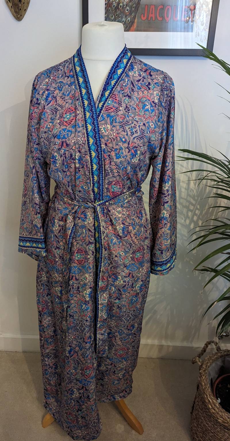 Hübscher Kimono Aus Seide Hübscher Kimono Aus Seide von TaintedRainbowShop