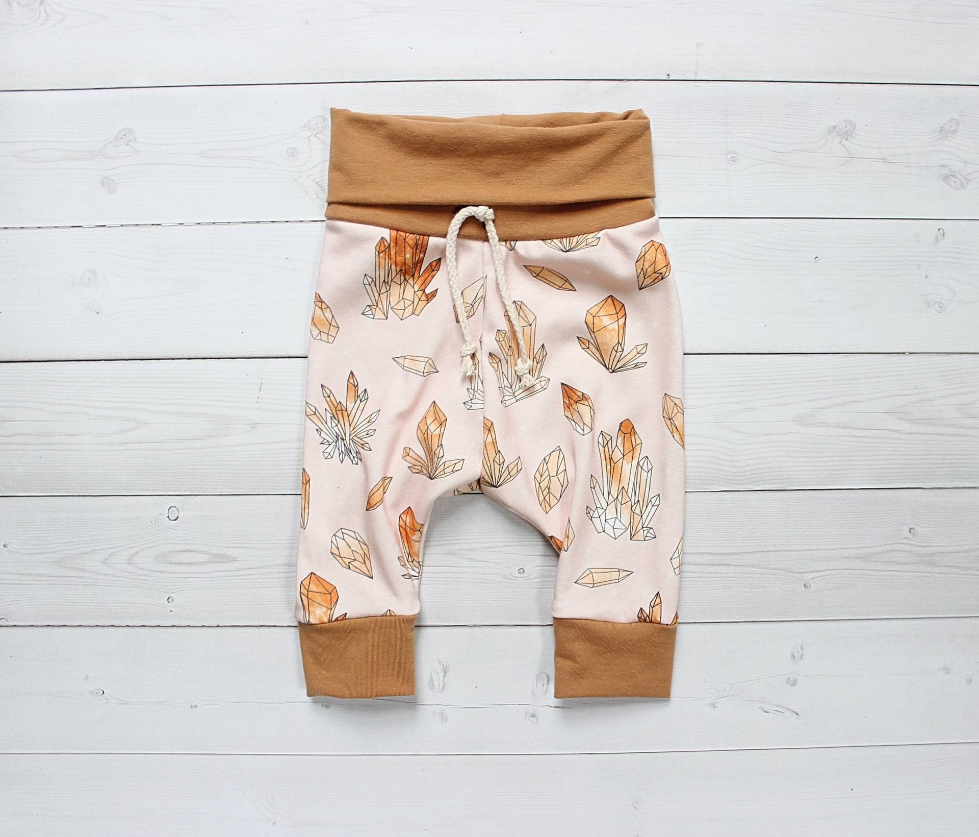 Bio Baby Hose in Crystals Print, Jogger, Cyrstal Hose, Trendy Pink Herbst Mädchen von TajandMe