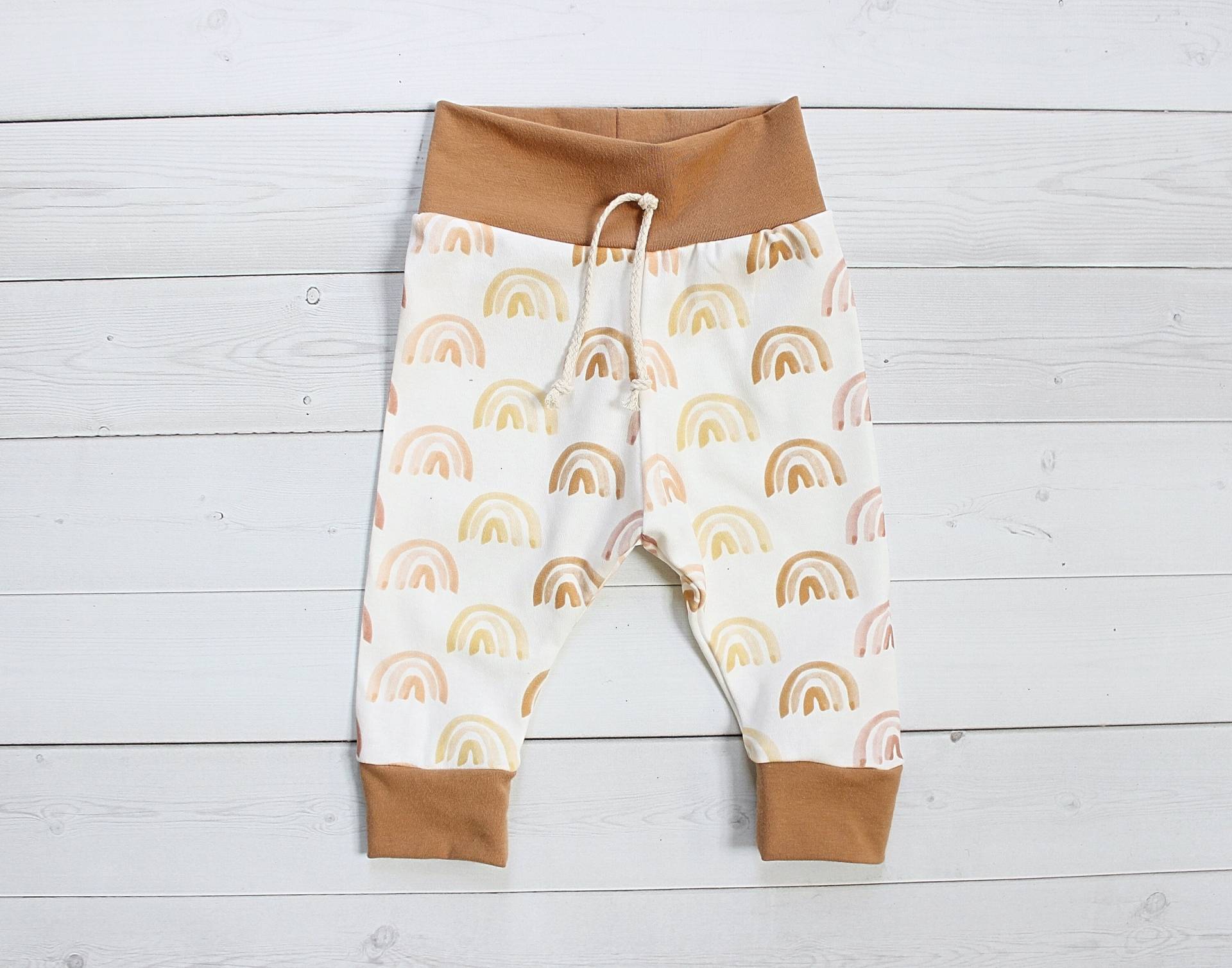 Bio Babyhose in Sonnenstrahlen Regenbogen Print, Baby Jogger, Hose, Trendy Herbst Mädchen Junge von TajandMe