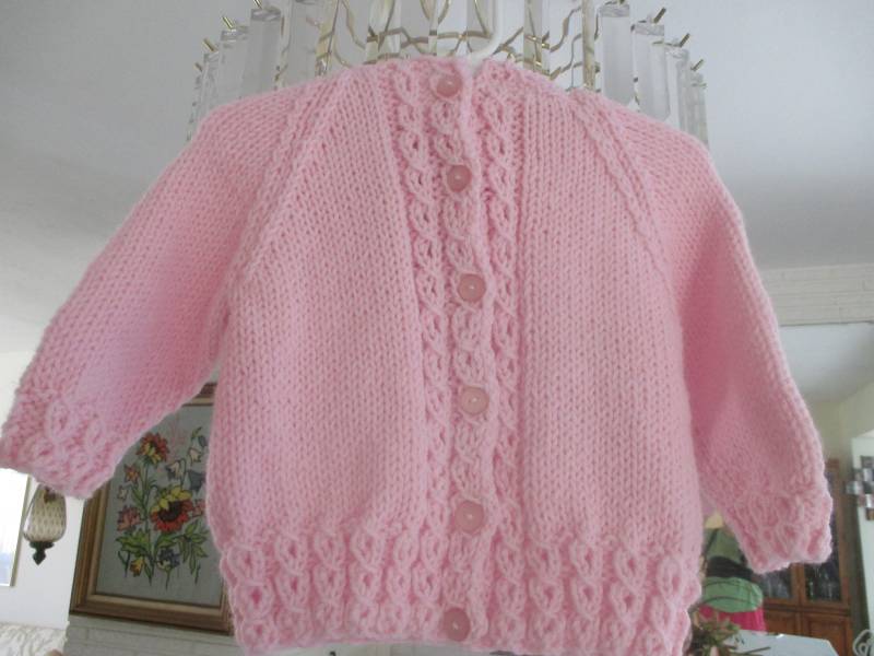 Hand Stricken Baby Kapuzen Pullover/Kammgarn Gewicht Mit Kapuze Babystrickjacke von TajesEmporium