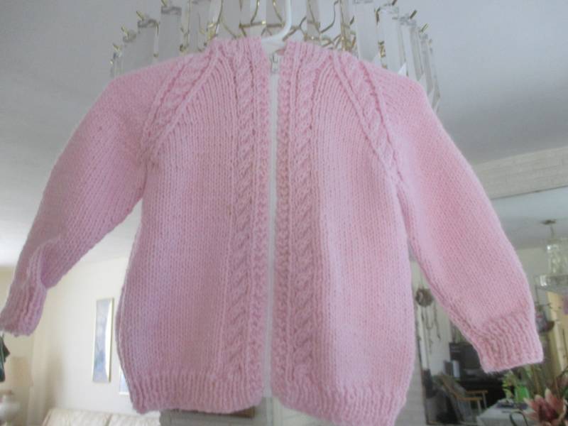 Kapuzen-Baby-Jacke/Hand Gestrickter Kapuzen-Baby-Pullover Kammzug-Kapuzen-Baby-Jacke Mit Kapuze von TajesEmporium