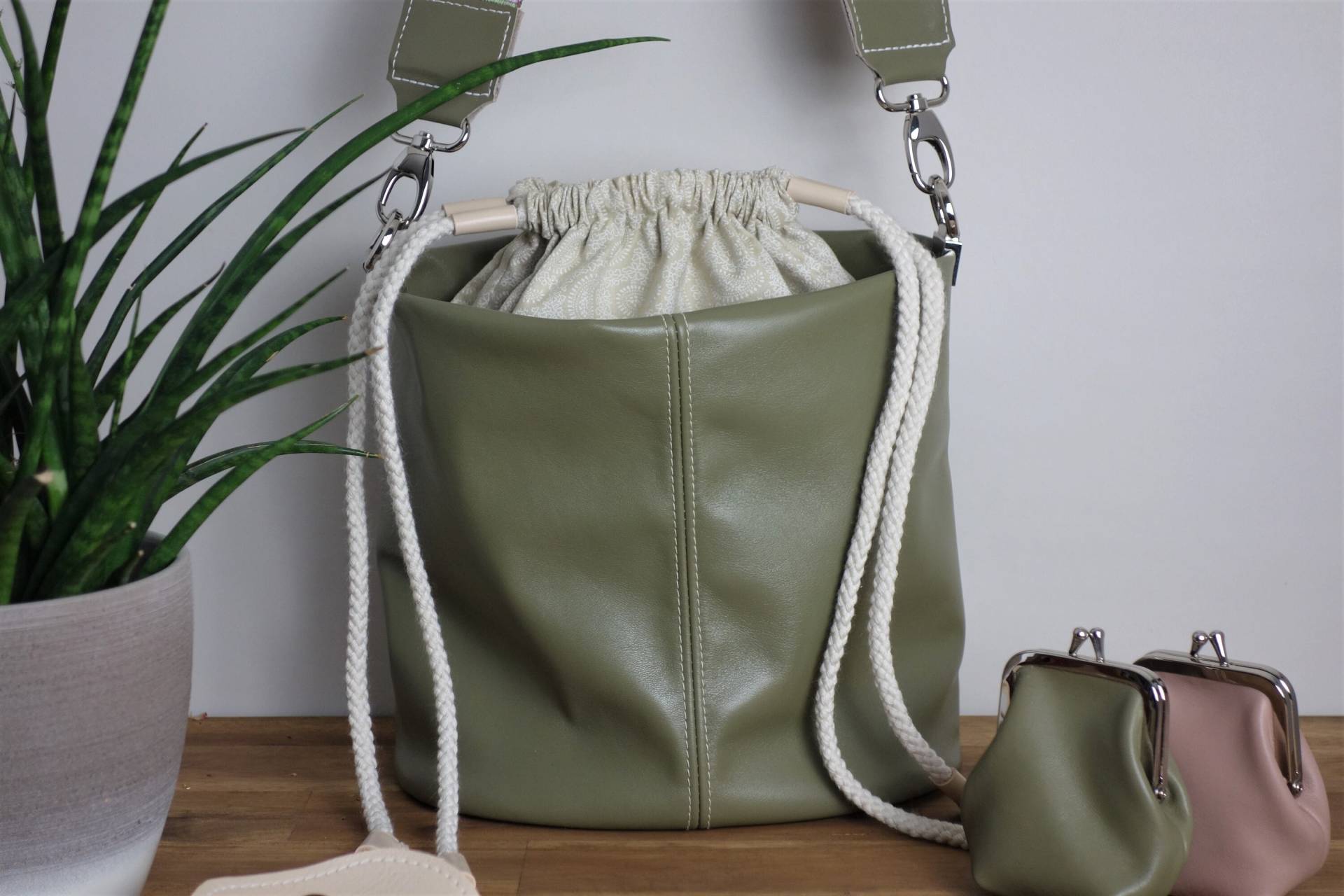 Bucket Bag Aus Grünem Leder Mit Kordelverschluss Bucket Bag Aus Grünem Leder Mit Kordelverschluss von TakaraTaschen