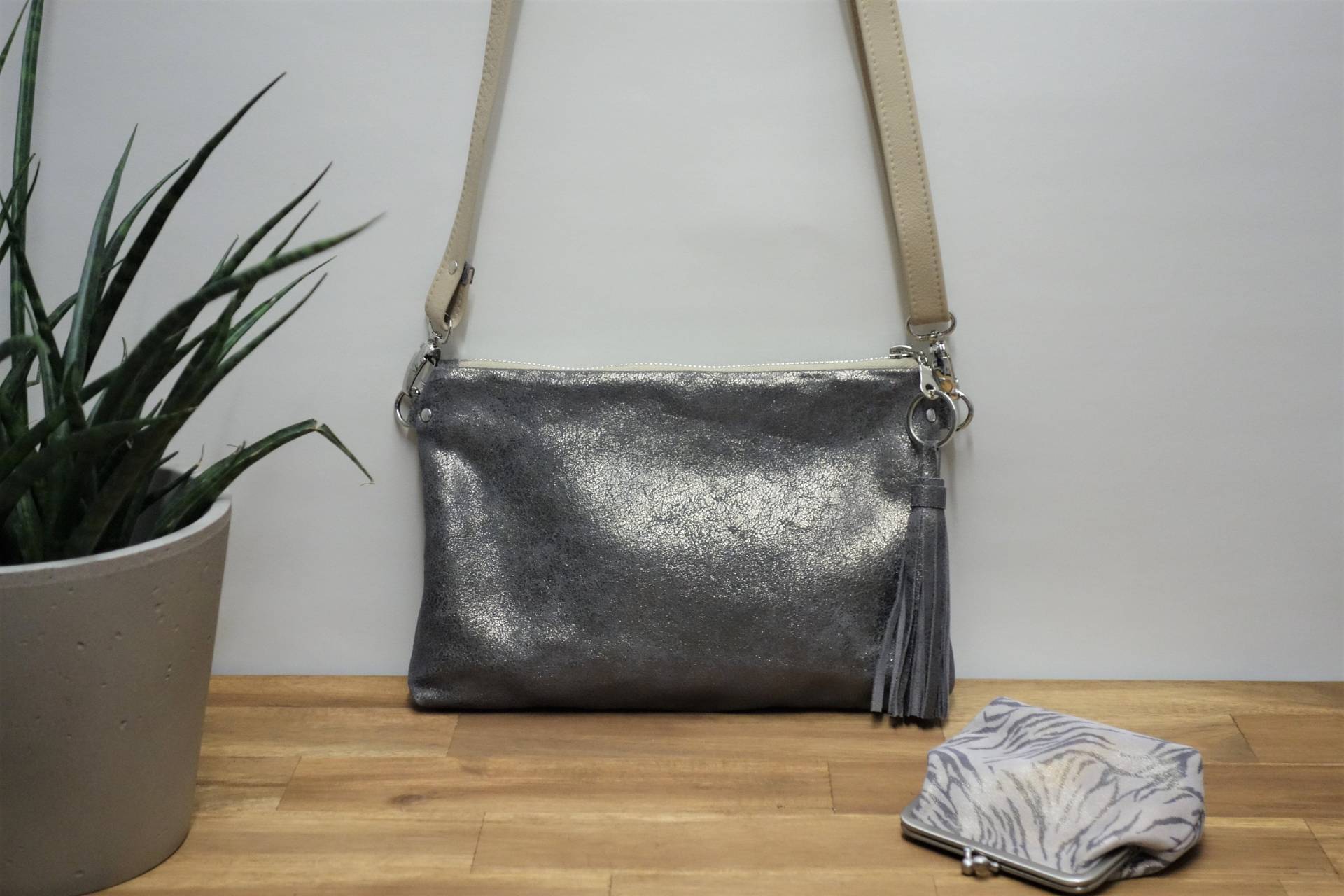 Umhängetasche Aus Grau-Metallic Schimmerndem Leder Umhängetasche Aus Grau-Metallic Schimmerndem Leder von TakaraTaschen