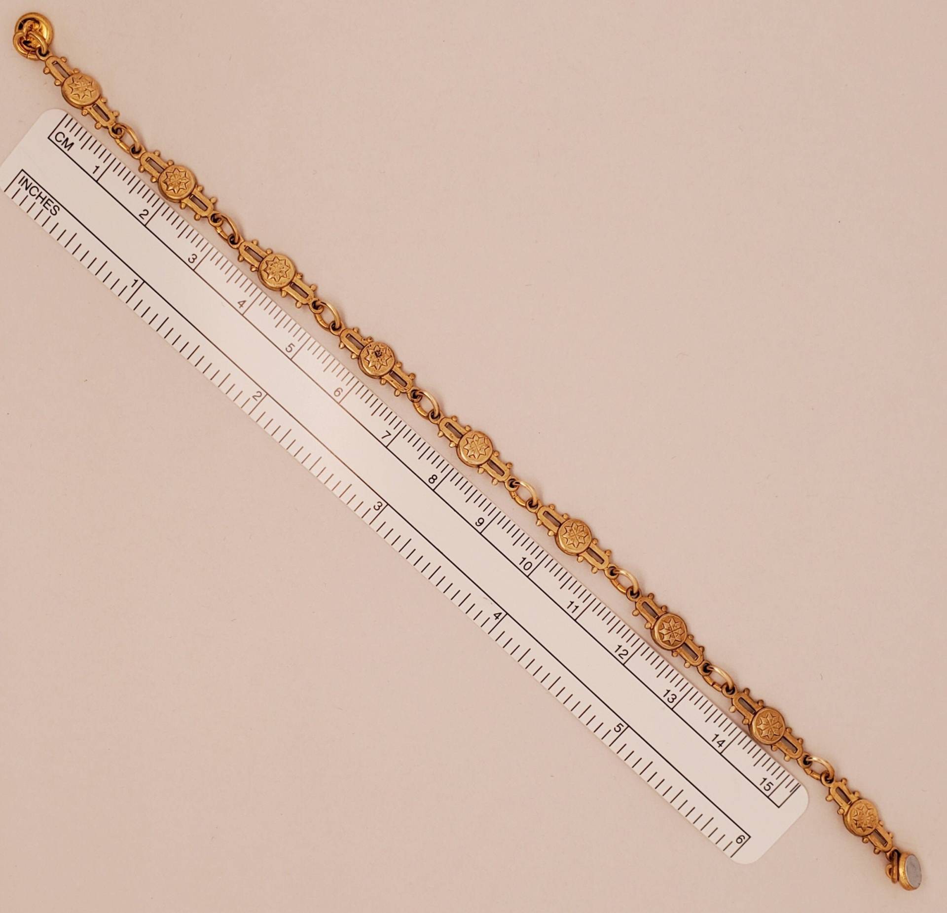 Art Deco Link Armband Mit Kleinen Goldfarbenen Messingmotiven, Stempelungen Hohlrücken, Schönes Detail, Leicht, Magnetverschluss von TakeenArts