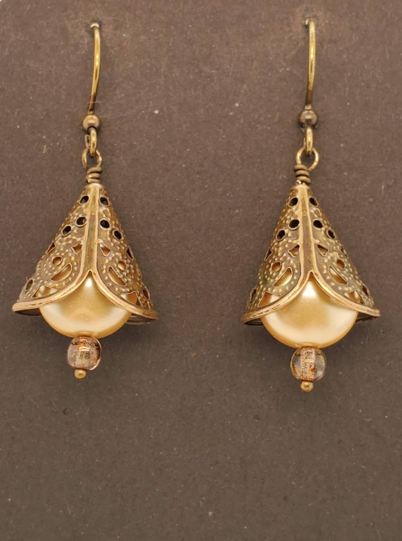 Cone & Coin Pearl Ohrringe Haben Eine Durchbohrte Und Perlenbeaded Antike Messing Perlenkappe Über Swarovski Goldene Münze Perle Klare Perle von TakeenArts