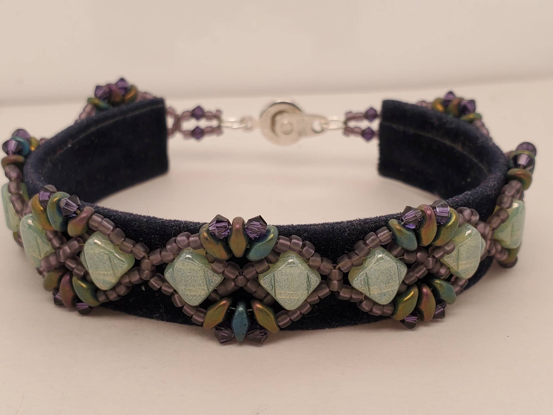 Diadem Armband in Grün Und Lila, Milchig Grüne Seidenperlen, Iris Superduo Perlen, Swarovski Bicone Kristalle, Kugelgelenk Verschluss von TakeenArts