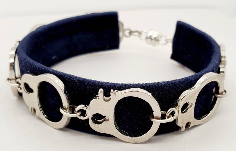 Edelstahl Handschellen Armband Aus Flachen Glänzendem Edelstahl, Mit Silberfarbenem Magnetverschluss von TakeenArts