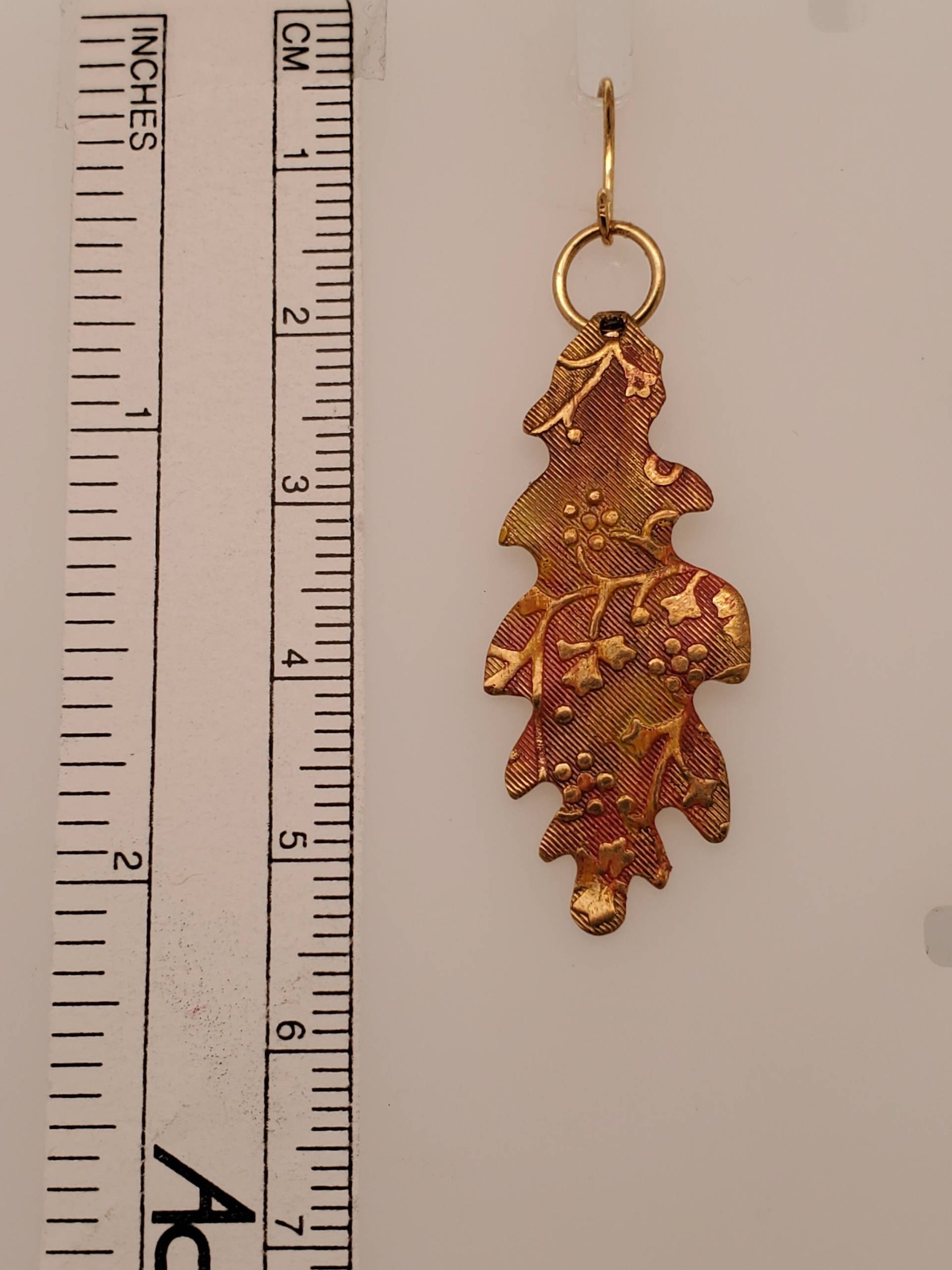 Fall Oak Leaf Ohrringe in Rot Und Gold Mit Geprägten Beeren, Blättern Ranken, Kanten Leicht Untergedreht, Vergoldete Ohrdrähte von TakeenArts