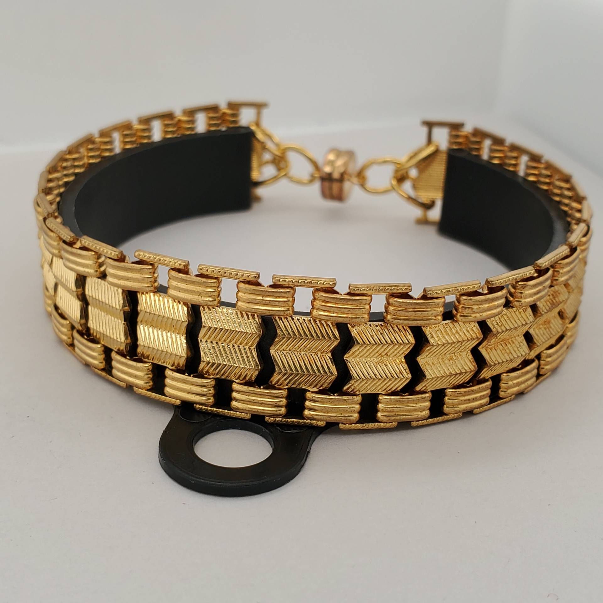 Gold Chevron Specialty Chain Armband, Ausgefallene Glieder Haben Seitlich Gerippte Verbinder, Starke Goldfarbene Magnetverschluss von TakeenArts