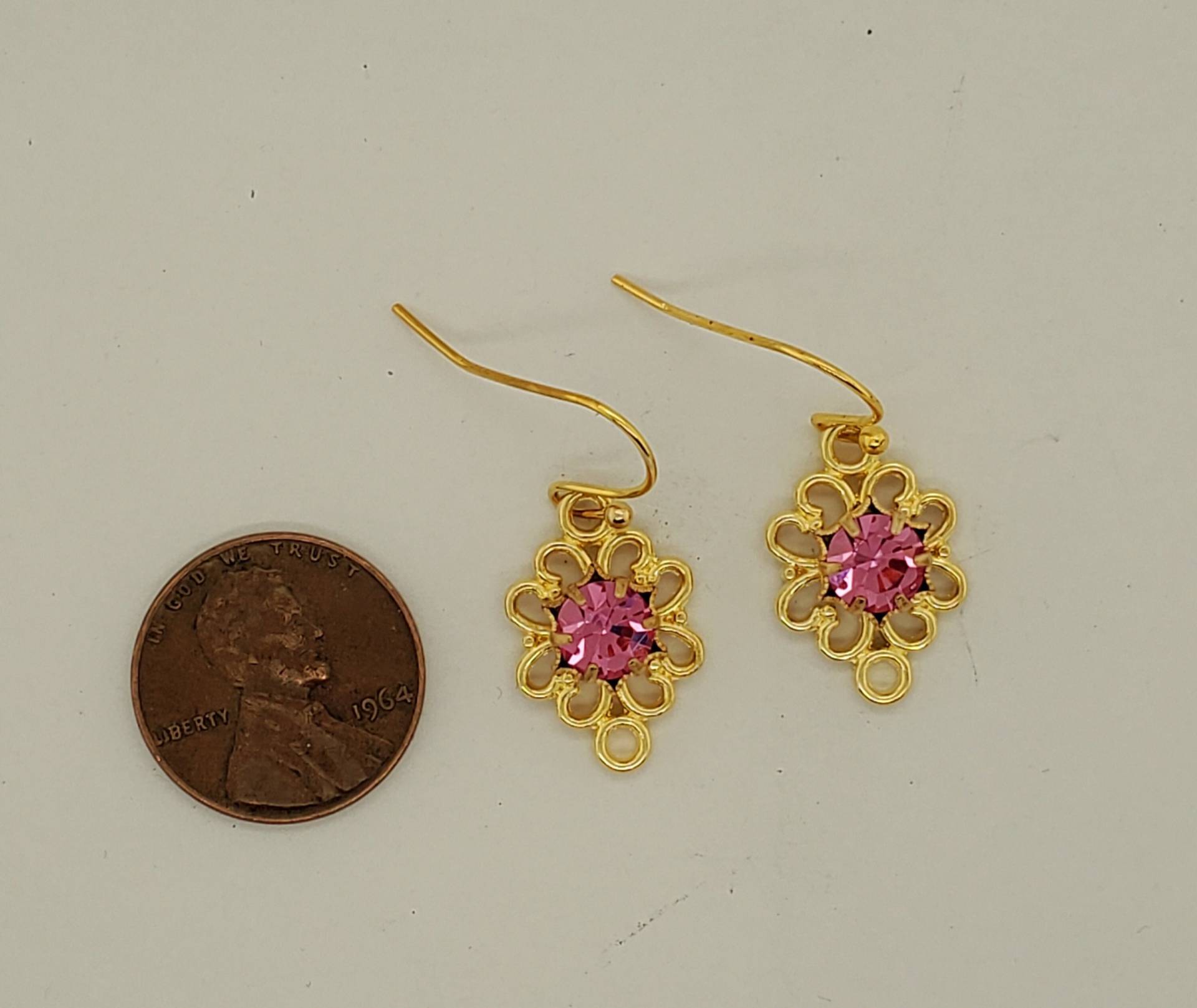 Hot Pink Crystal Ohrringe, Mittelgroßer Vintage Swarovski Kristall in 6-Seitiger Stern-Einstellung, Goldfarbene Basis Ist Eine Gruppe Von Herzen von TakeenArts