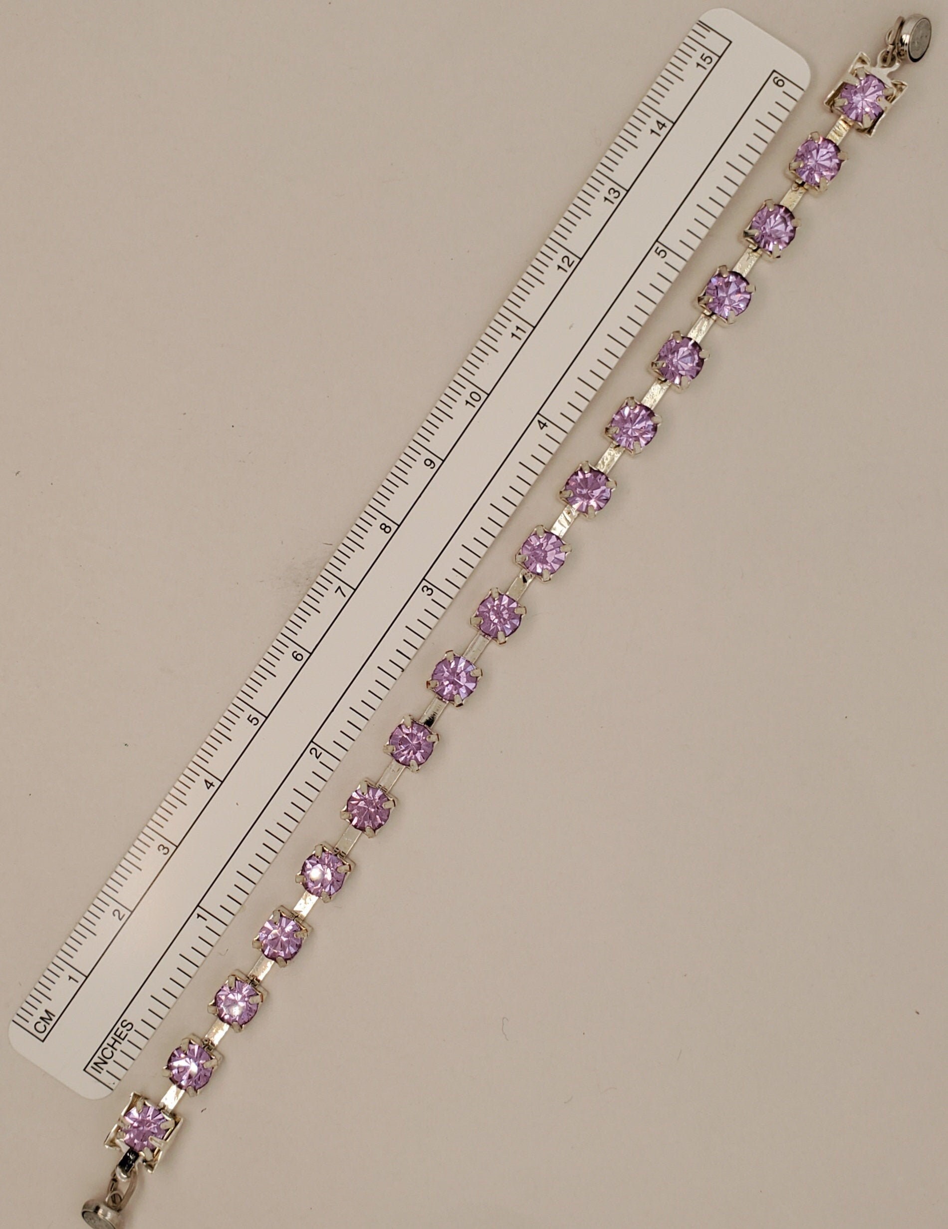 Lavendel Kristall Armband, Große 6mm Swarovski Kristalle in Zange-Einstellungen An Silberfarbener Tassenkette, Magnetverschluss von TakeenArts