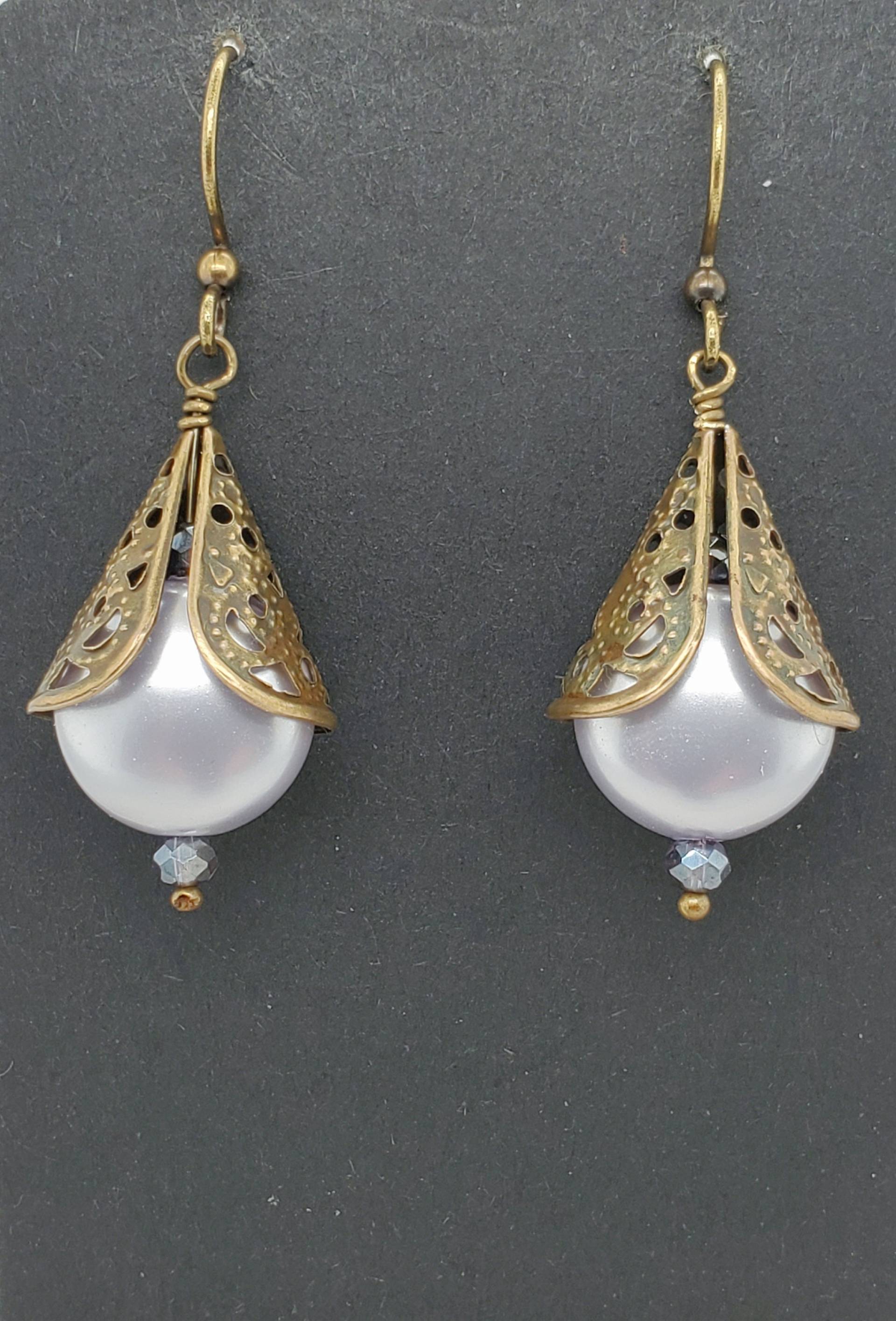Lavendel Perlen Ohrringe Haben Verschnörgelte Glasierte Perlenkappe in Antik Messing Ton, Tansanit Rondelle Am Sockel, Ohrdrähte von TakeenArts