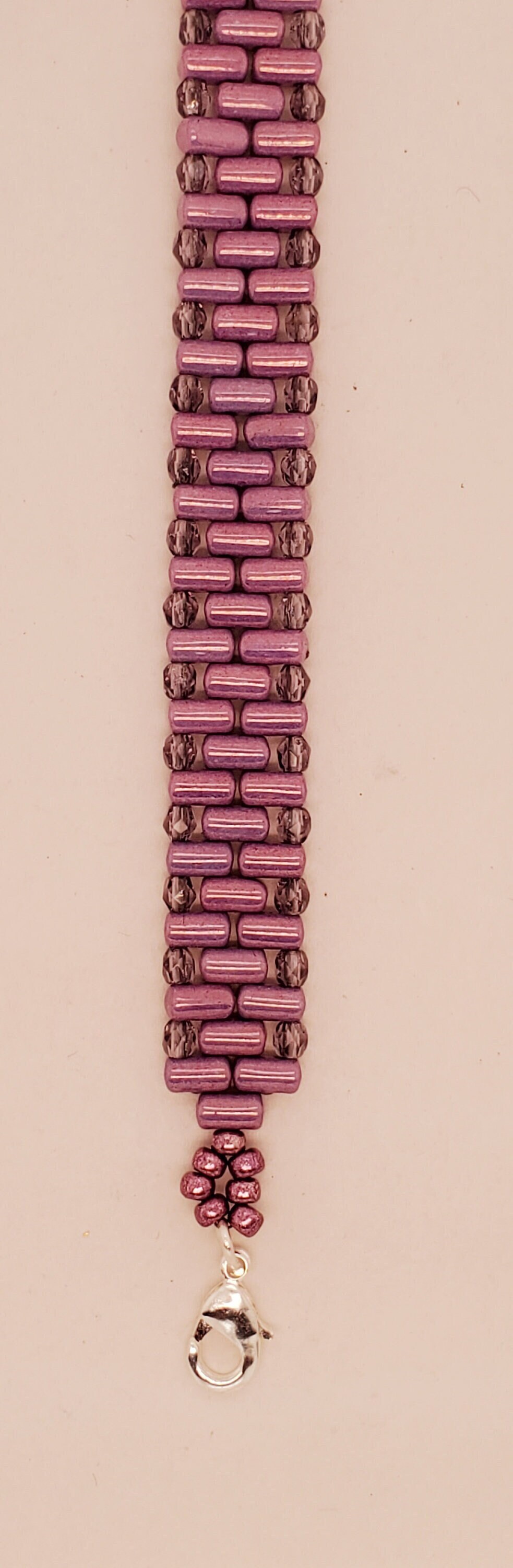 Lila Rulla Manschettenarmband, 2-1-2-1 Abwechselndes Muster, Transparente Lila Feuerpolierte Perlen, Silberfarbener Hummerverschluss An von TakeenArts