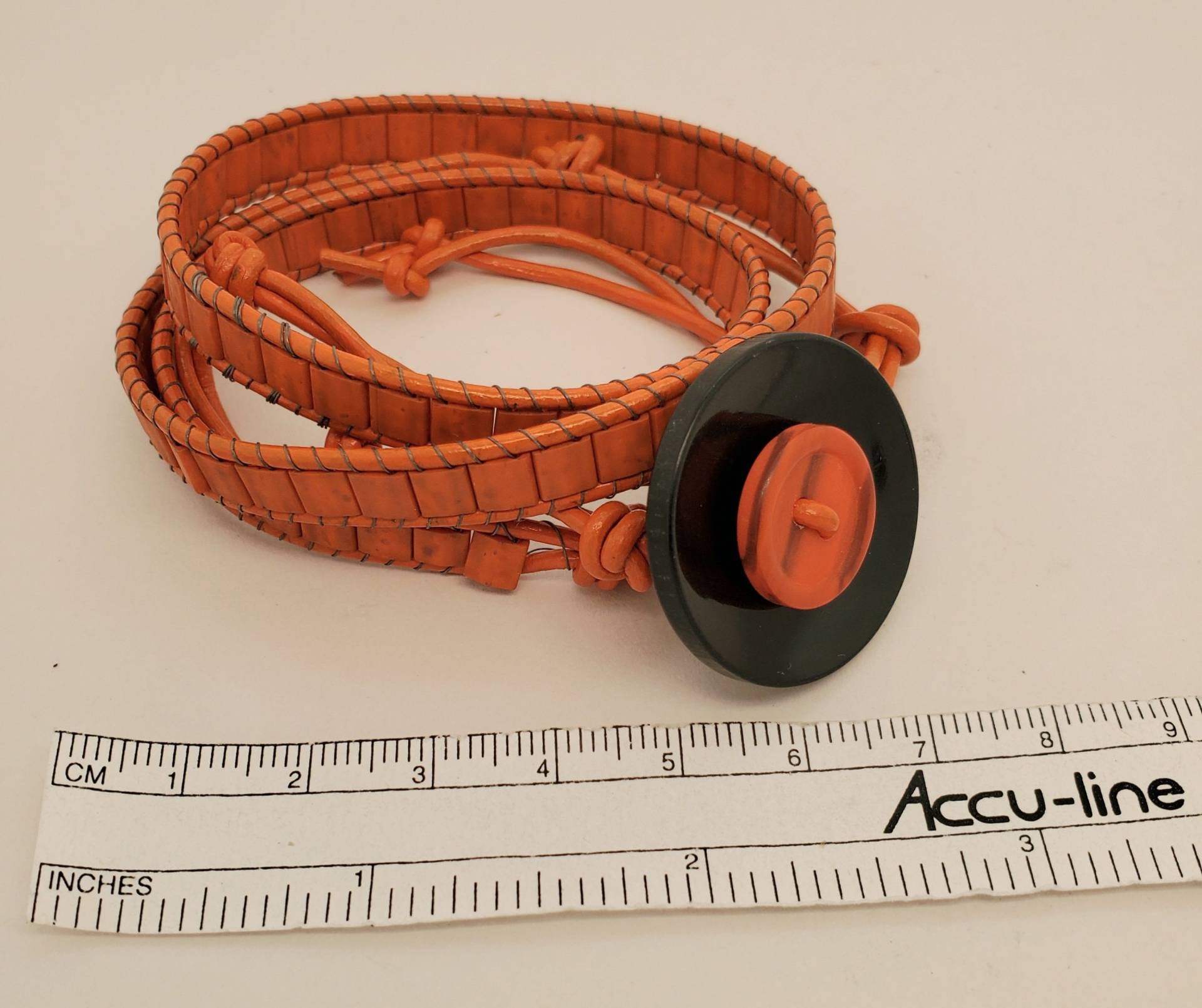 Orange Halloween Wrap Armband Von Orange Tila Fliesenperlen, 1, 5 Mm Lederband, Schwarzer Knopf Mit Bedeckt, Lederschlaufe von TakeenArts