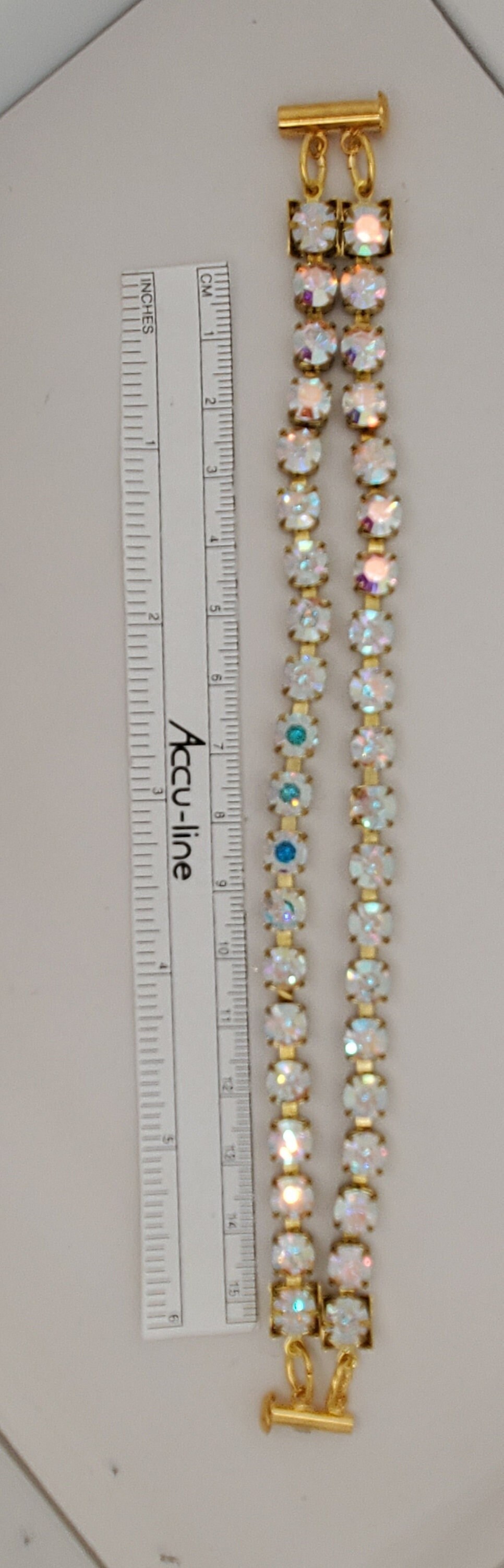 Regenbogen Glitzer-Cup-Kettenarmband, Doppelstrang, 6mm Swarovski-Kristalle in Goldfarbenen Zange-Einstellungen, 2-strangiger Schiebeverschluss von TakeenArts