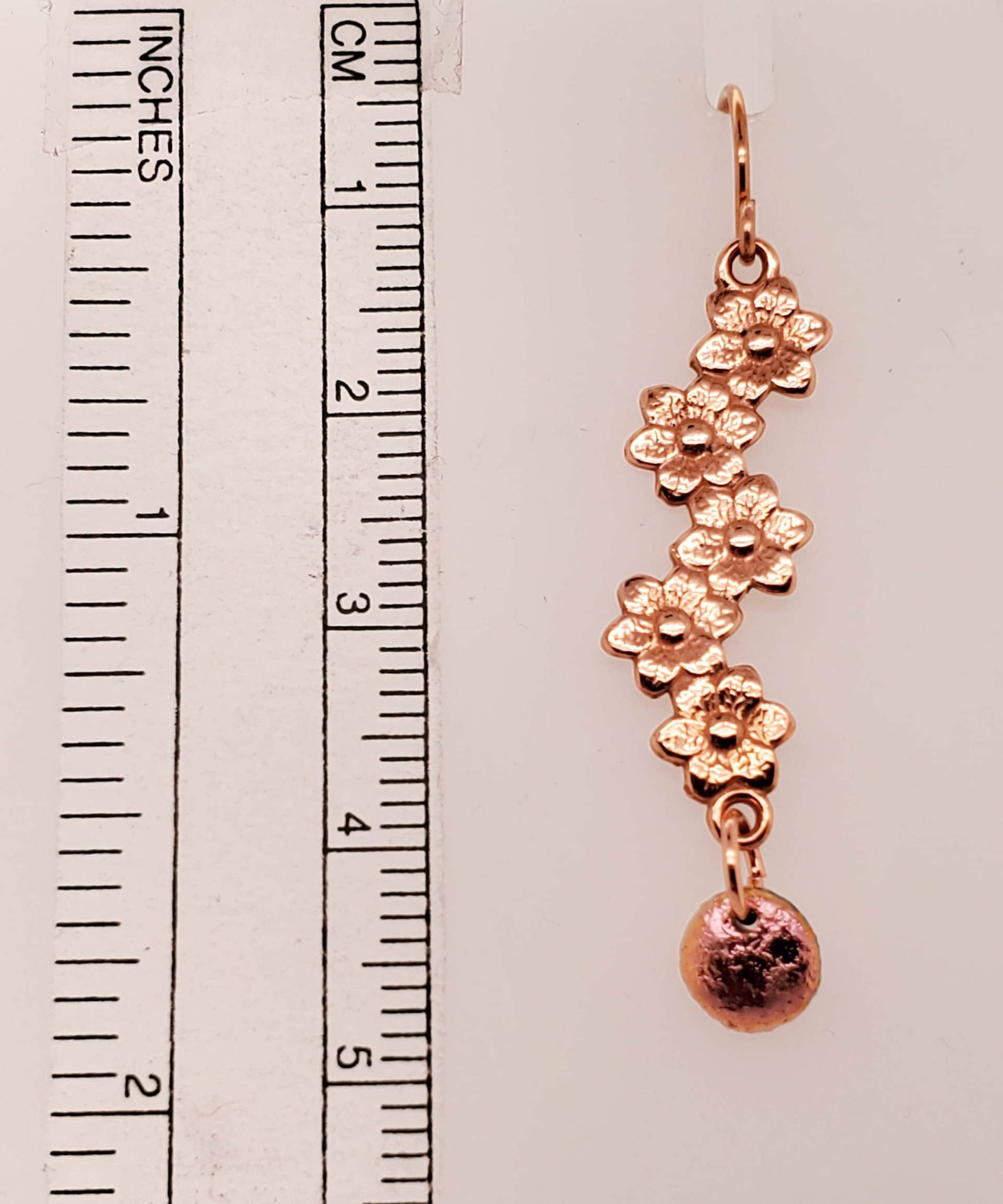 Rose Gold Blüten Ohrringe, Linie Von 5 Kleinen Mit 6 Blütenblättern, Baumeln Ist Rosegold Geätzte Lentil Perle, Kupfer Finish Ohrdrähte von TakeenArts