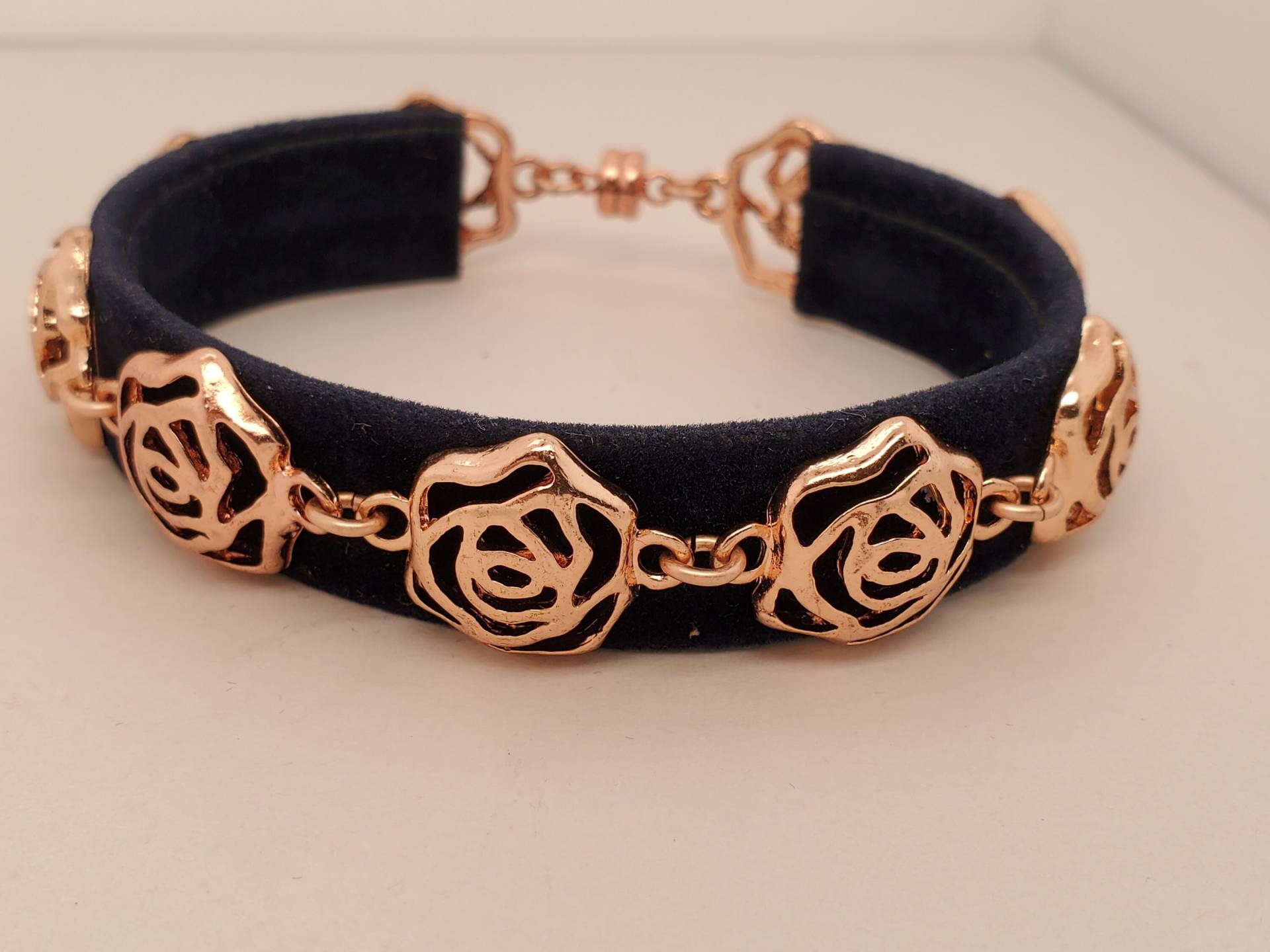 Rosegoldfarbenes Blumenkette Armband Aus 9 Offenen Gewölbten Blüten Mit Hohlrücken, Kupferfarbener Magnetverschluss von TakeenArts