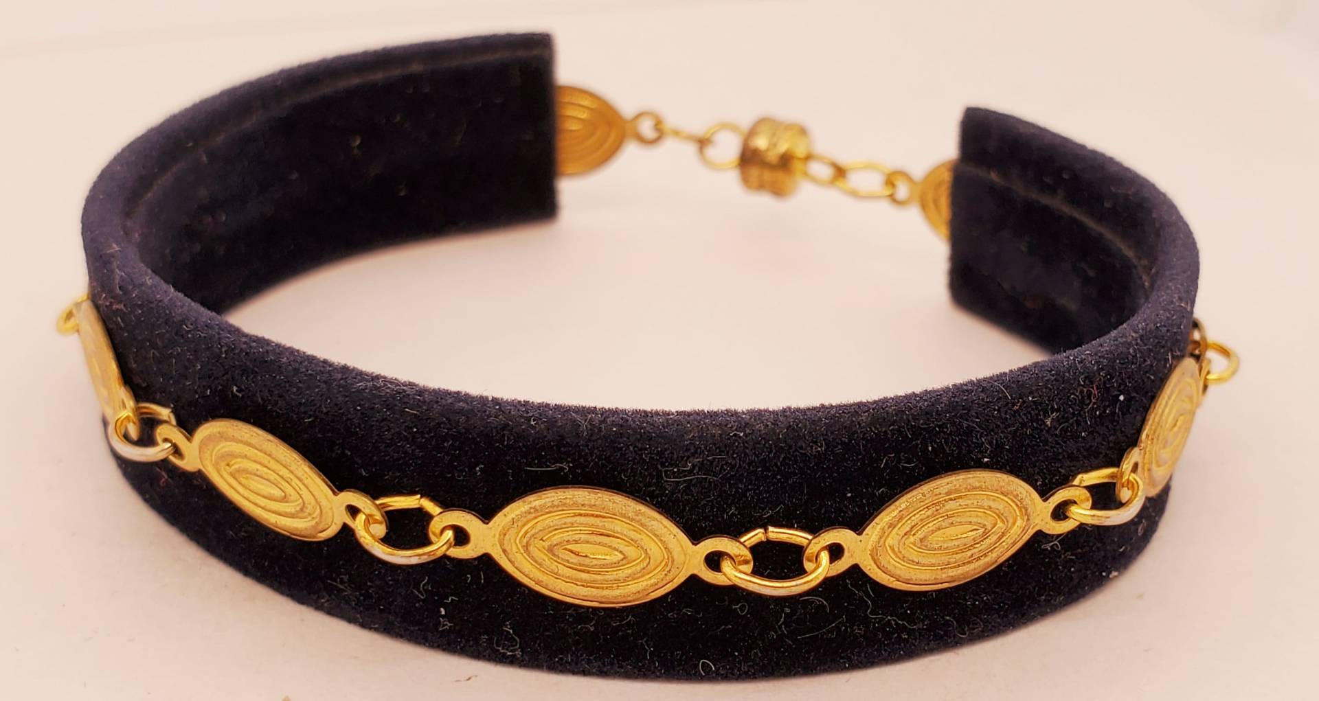 Spiral Ovals Armband Besteht Aus Kleinen Ovalen Messing Stempeln Mit Hohlrücken, Leichter, Goldfarbener Magnetverschluss von TakeenArts