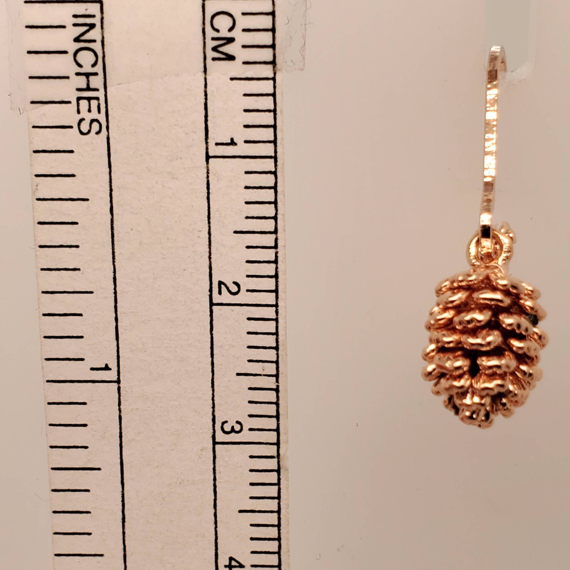 Süße Rosegold Pinecone Ohrringe, Detailreiche Kleine Kiefernzapfen Und Abnehmbare Hebelrücken Ohrringe Sind Rosévergoldet von TakeenArts