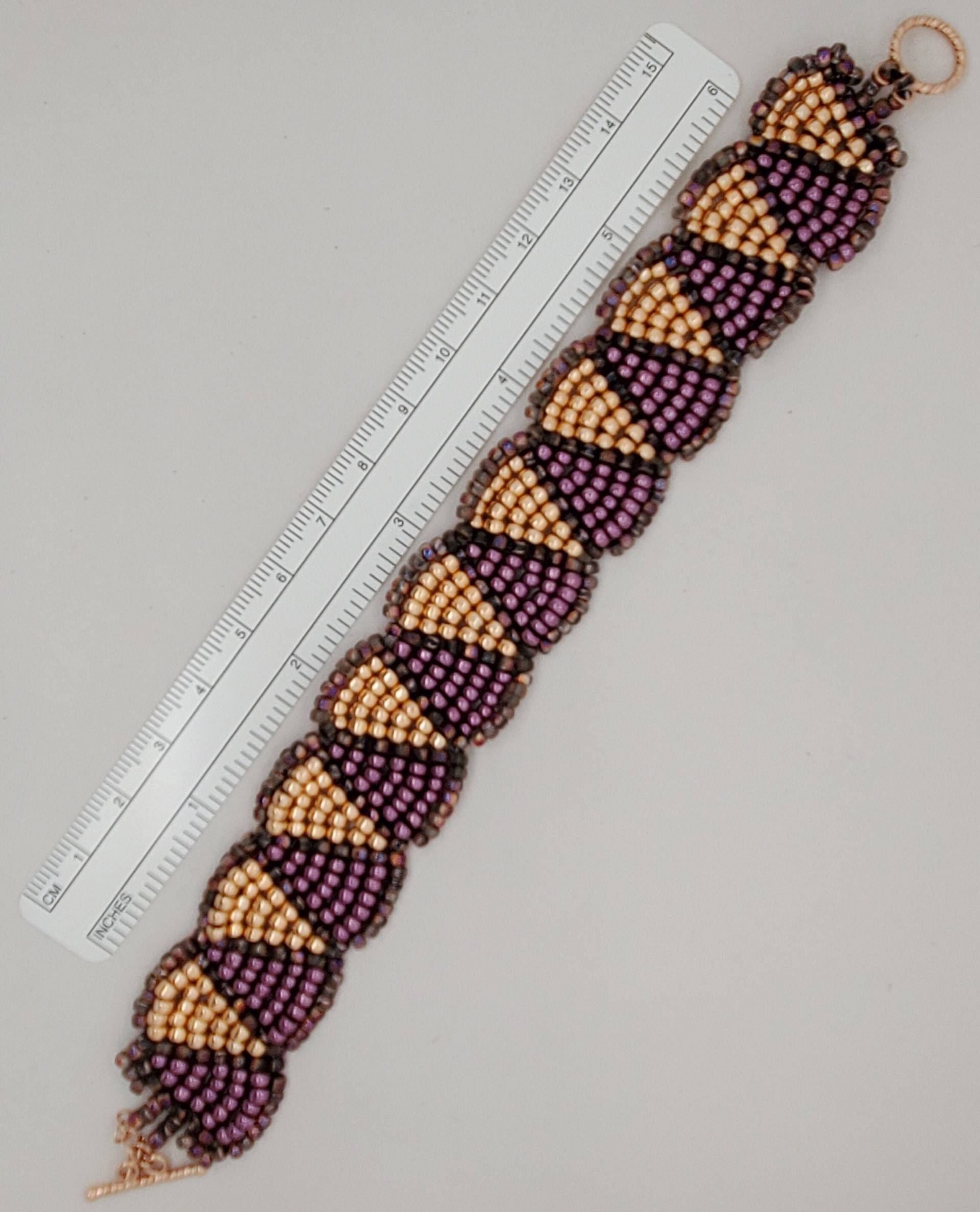 Wiggle Armband in Aubergine, Roségold Und Geätzte Multicolor 8/0 Saatperlen, Rosegold Toggle Verschluss von TakeenArts