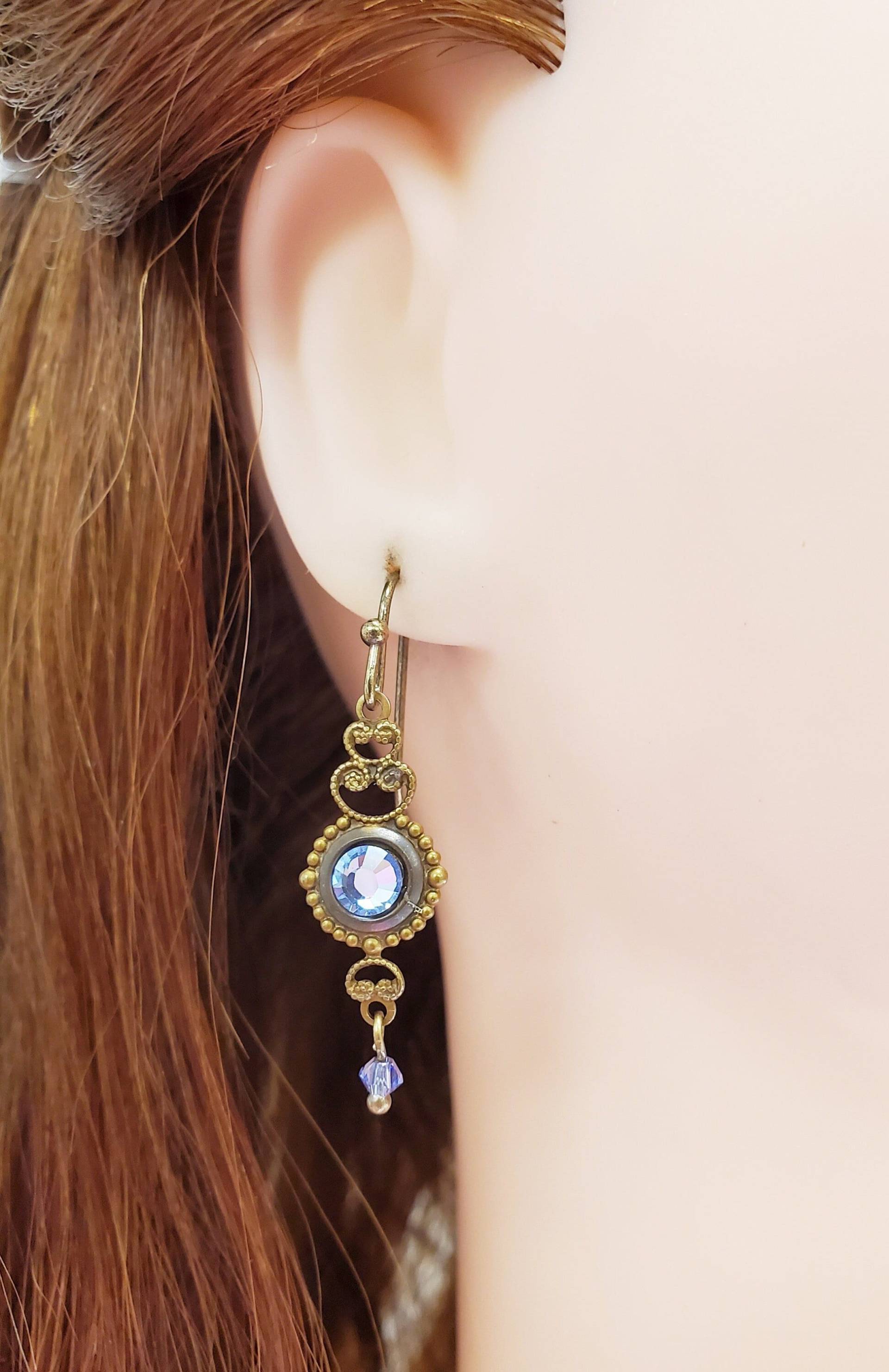Zierliche Tansanit Viktorianisch Stil Ohrringe in Antik Gold, Mittel Flach Rücken Kristall, Kleiner Ab Bicone Baumeln von TakeenArts