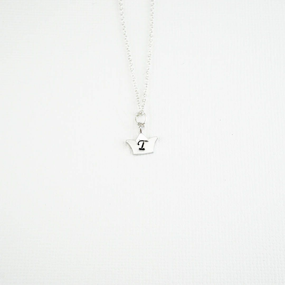 Zarte Kronen-Anfangshalskette Personalisierte Silberne Kinderhalskette Zarte Kronen-Anfangshalskette Personalisierte Silberne Kinderhalskette von TakingItPersonal