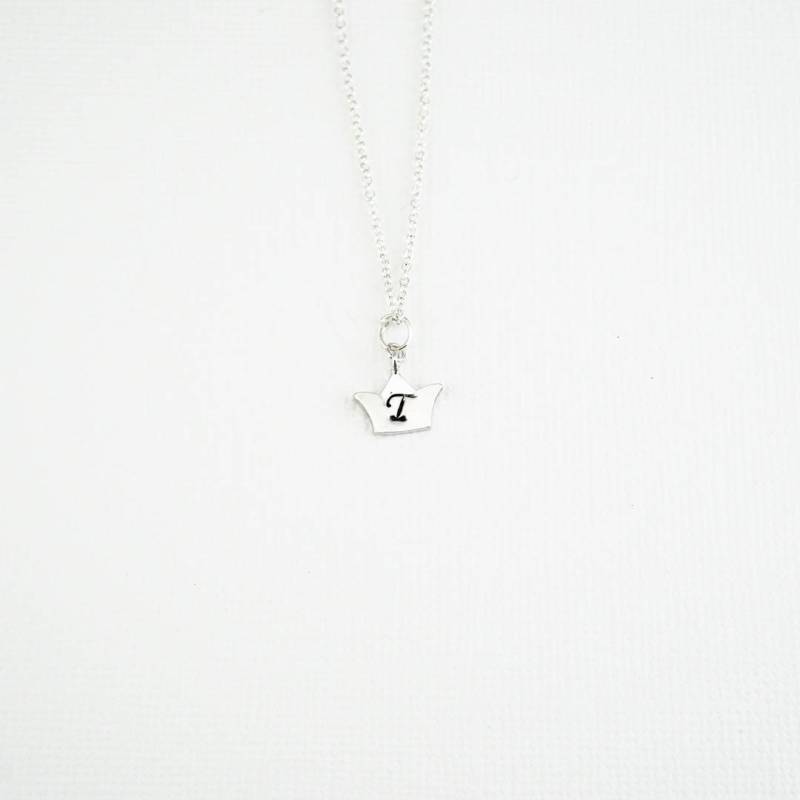 Zarte Kronen-Anfangshalskette Personalisierte Silberne Kinderhalskette Zarte Kronen-Anfangshalskette Personalisierte Silberne Kinderhalskette von TakingItPersonal