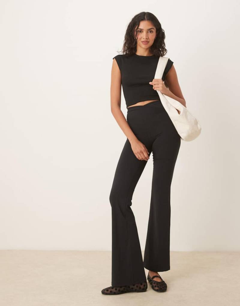 Tala - DayFlex - Ausgestellte Yoga-Hose in Schwarz mit hohem Wickelbund von Tala