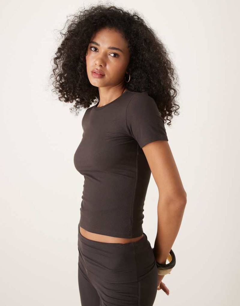 Tala - 365 - Längeres, kurzärmliges T-Shirt in der Farbe Espresso-Braun von Tala