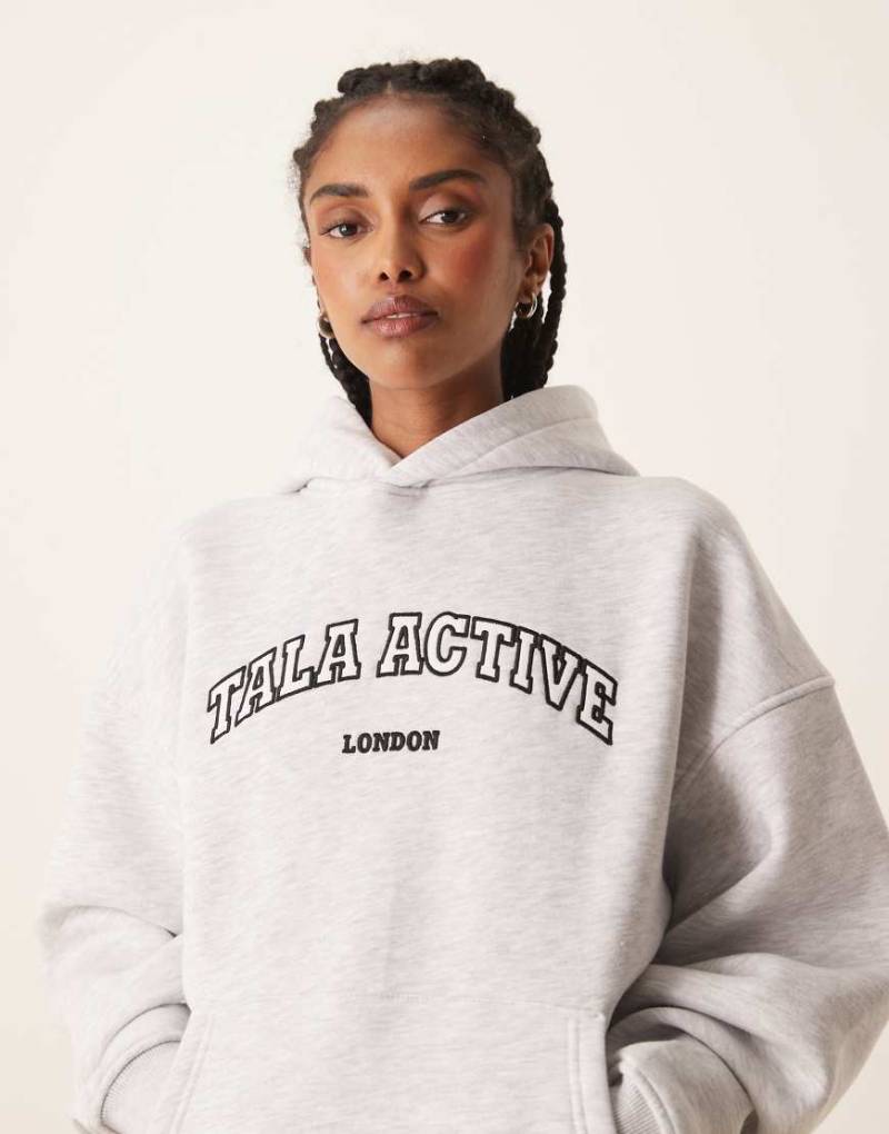 Tala - Active - Kapuzenpullover in Grau mit Applikation von Tala