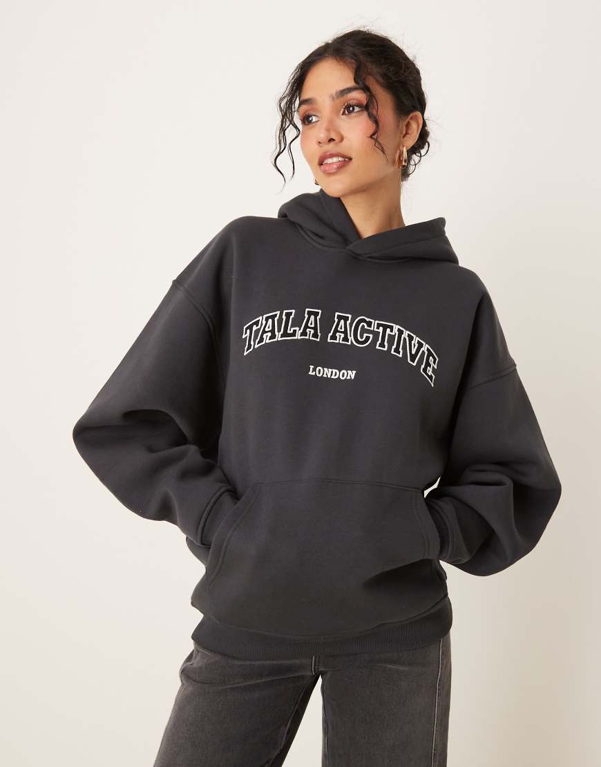 Tala - Active - Kapuzenpullover in Schwarz mit Applikation Tala - Active - Kapuzenpullover in Schwarz mit Applikation von Tala